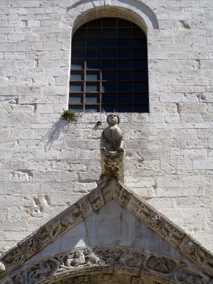 Puglia architecture statue