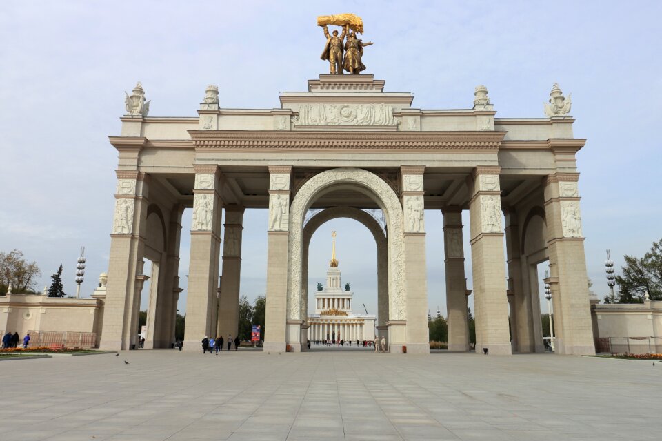 Gate arch monument