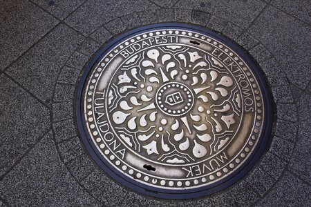 Hungary road lid bronze