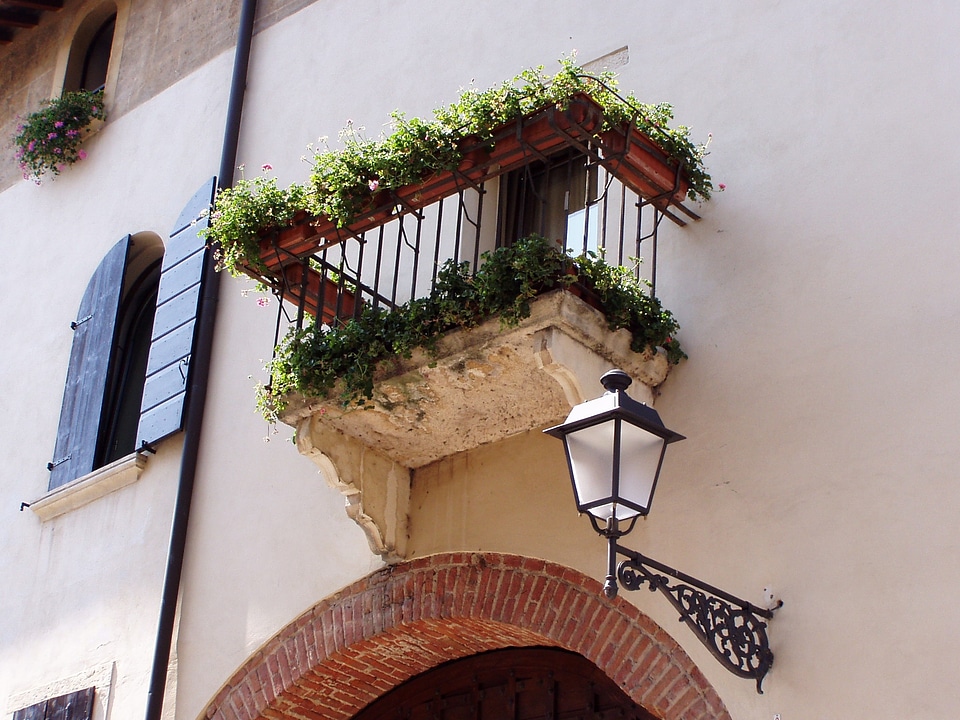 Lamppost arc window