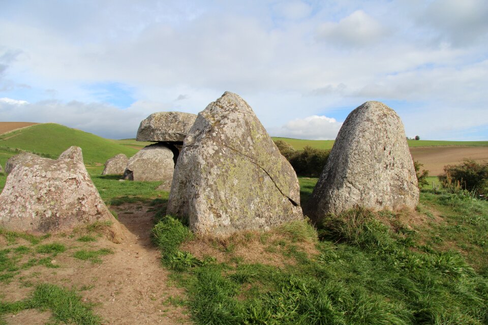 Ditch burial mound capstone
