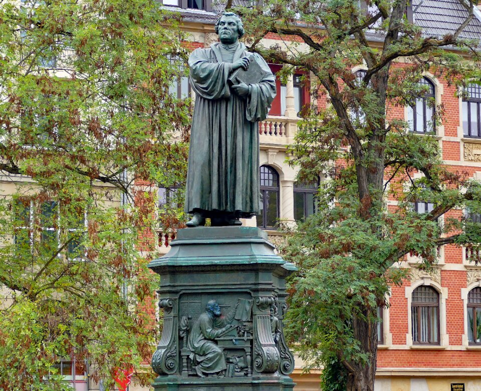 Statue church protestant