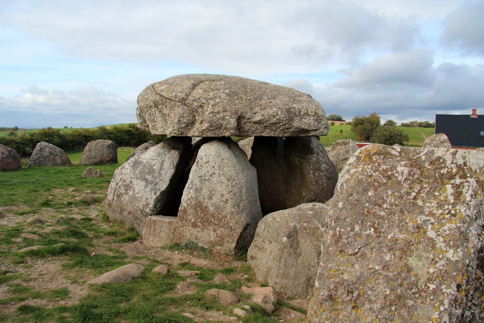 Ditch burial mound capstone