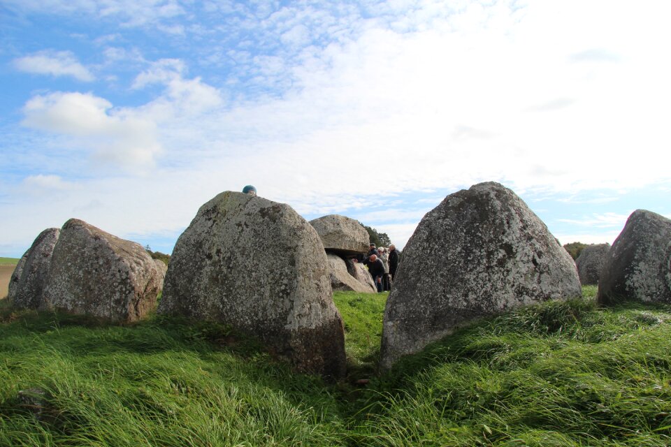 Ditch burial mound capstone