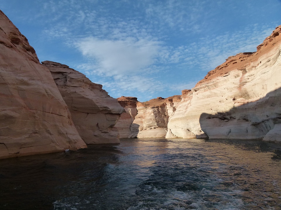 Dry massive rock formation