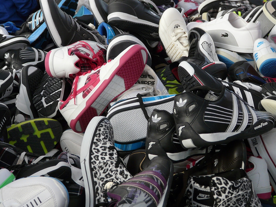 Sports shoes sale market