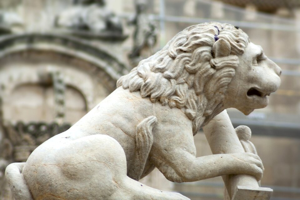 Stone leon statue