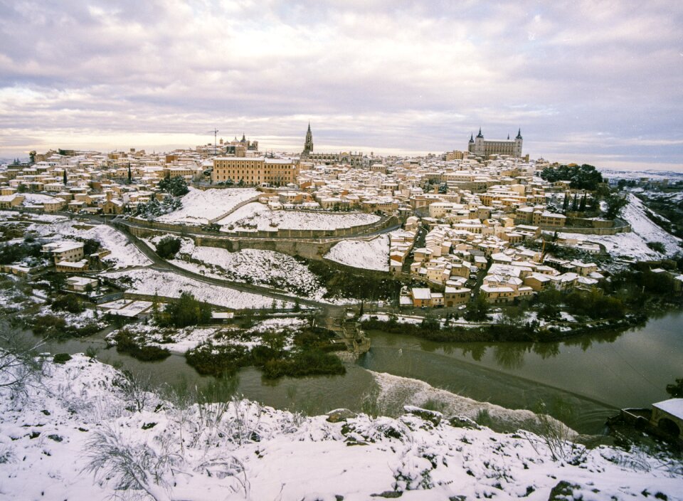Toledo nevado snow tagus river