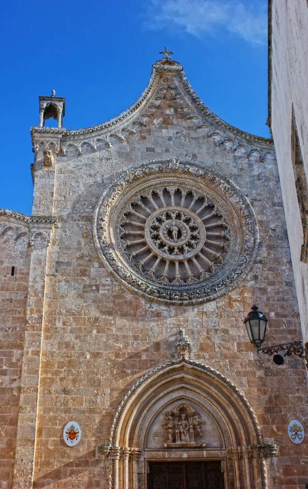 Facade romanesque style historian