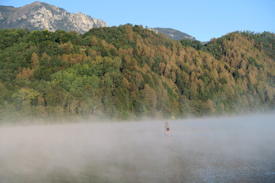 Fog bergsee standuppaddling