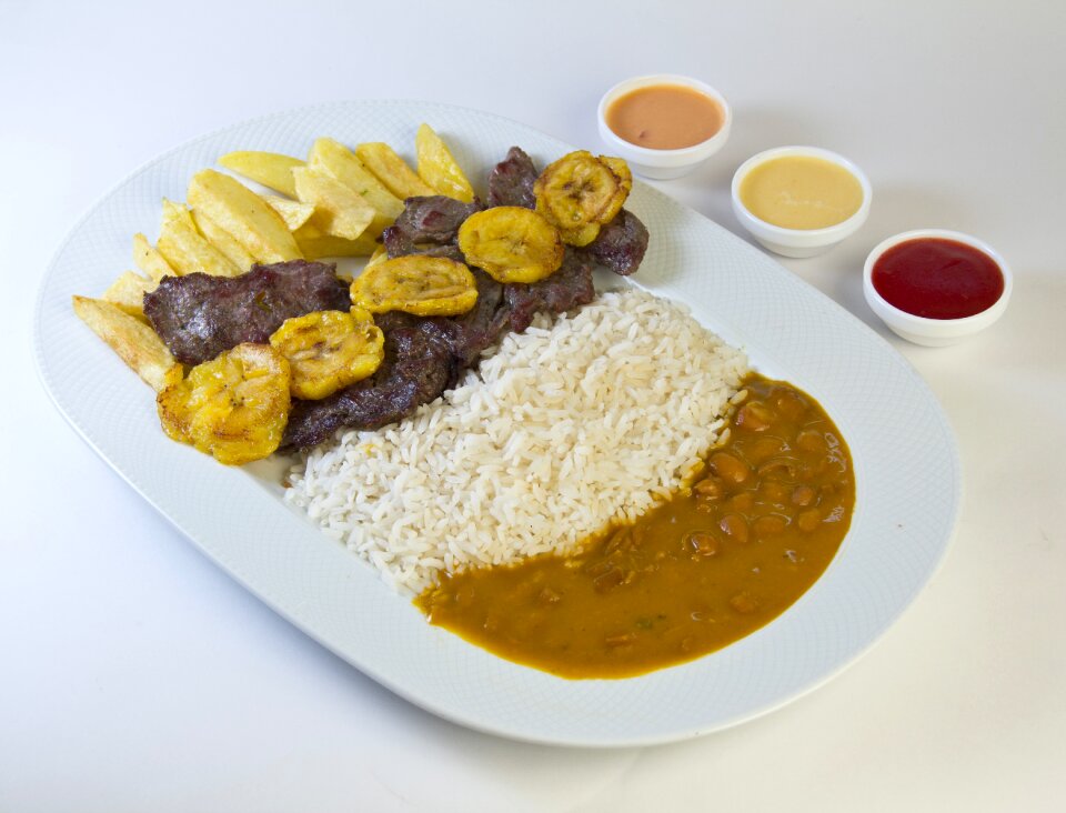 Stew stir-fried beef patacones