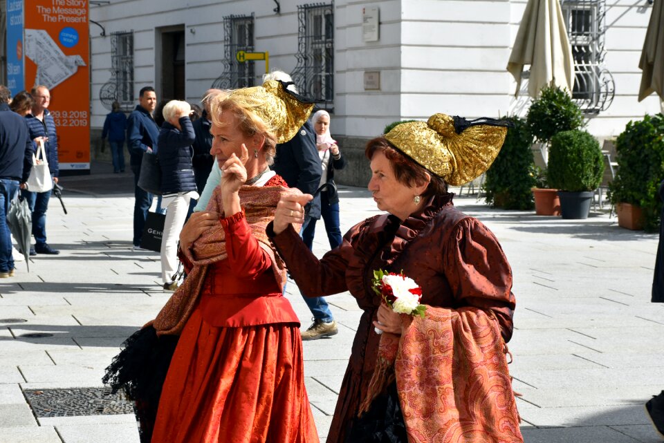 Strolling women try