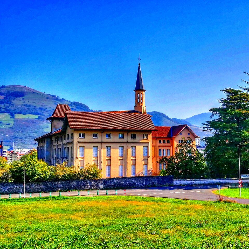 Building school landscape