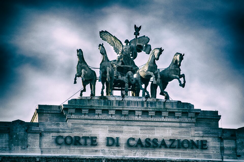 Lungotevere horses romano