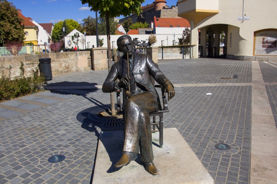 Monument sculpture history