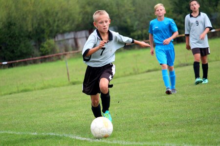 Older pupils play run