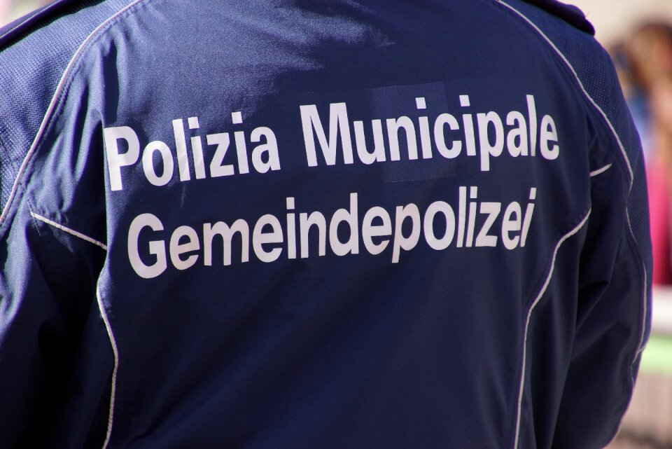 Back police agent