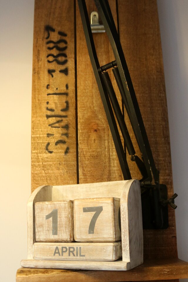 Wood palette date