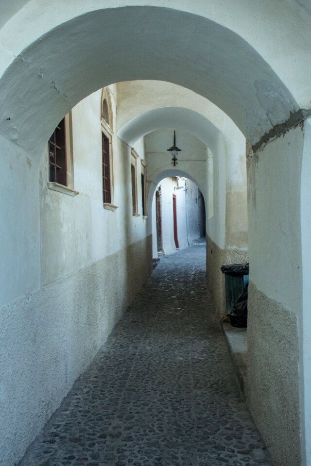 Alley strait arc