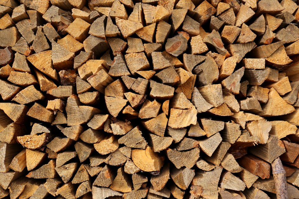Lin'an guide to the village firewood stack