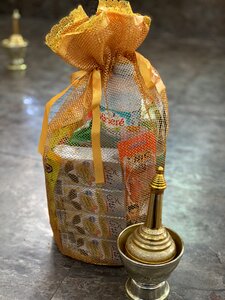 Gravel merit offer food to monks