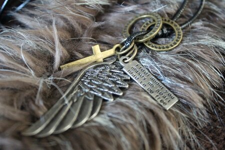Plumage cruz accessory