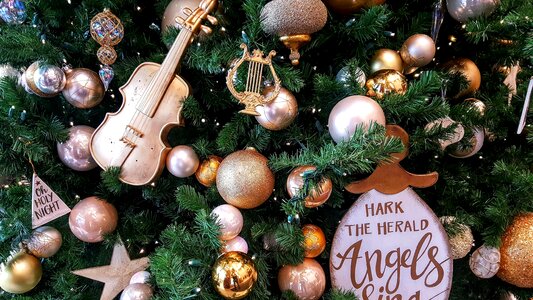 Tree away in a manger gold