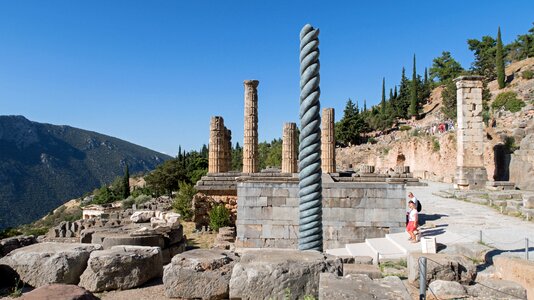 Delfi excavations pillars