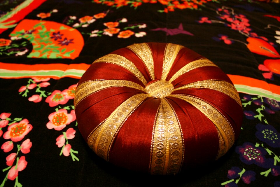 Bed decorative pillows gold