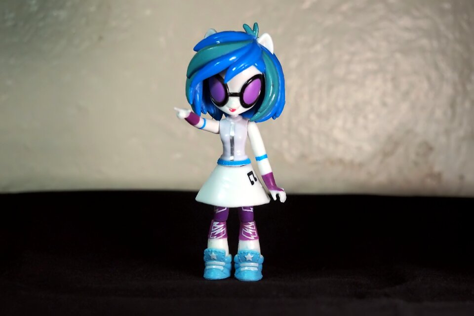 Female toy figurines