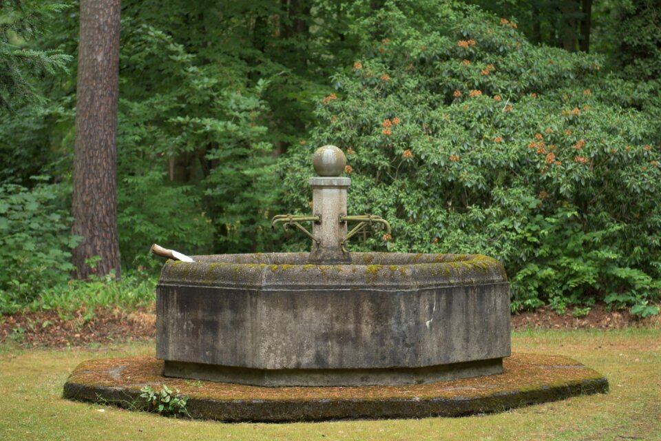 Grave sculpture mourning