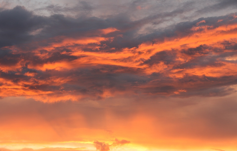 Red clouds the evening sky