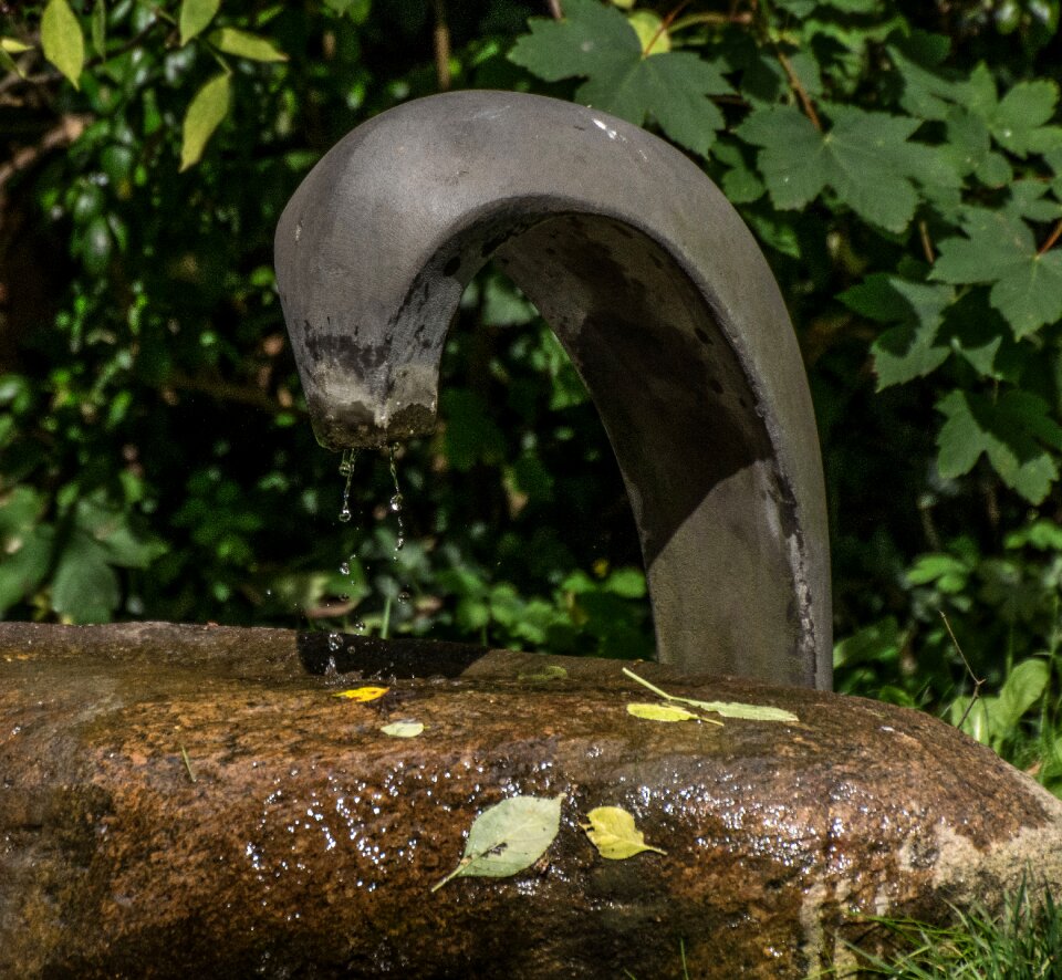 Wet drip water fountain
