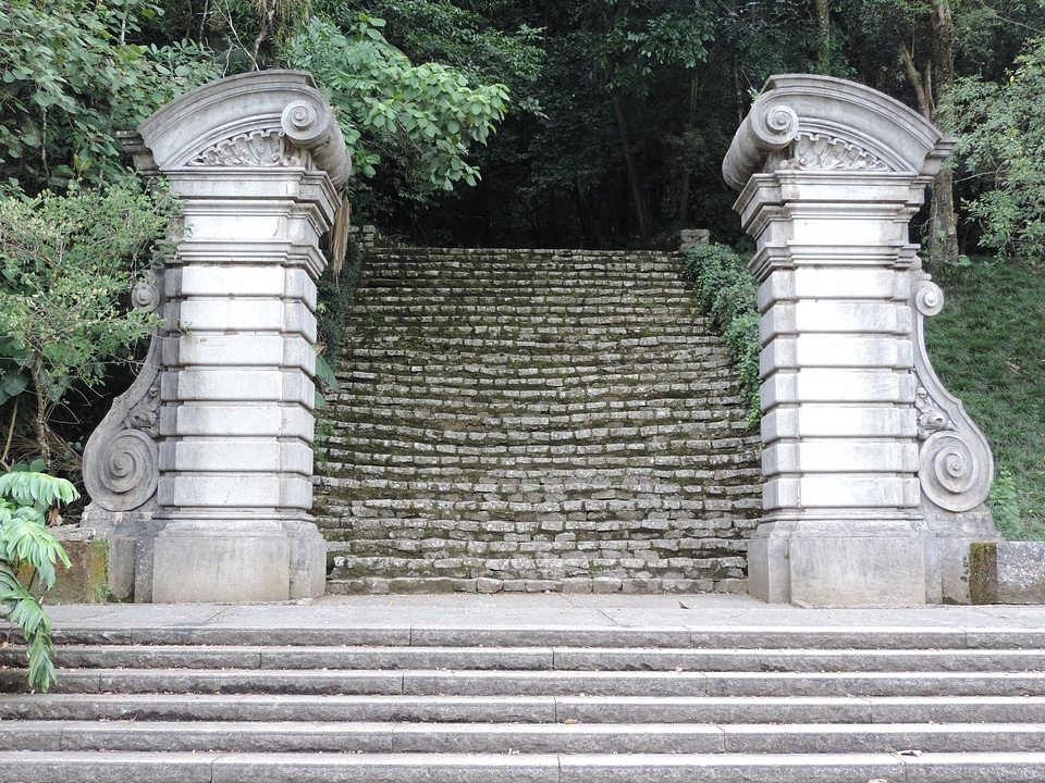 Stone ladder columns