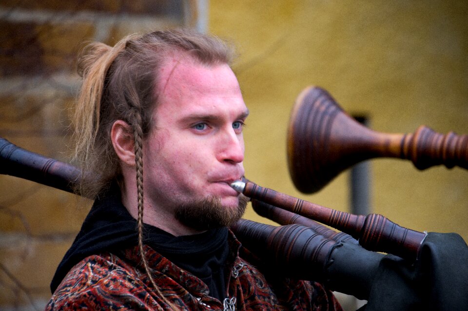 Musician piper middle ages