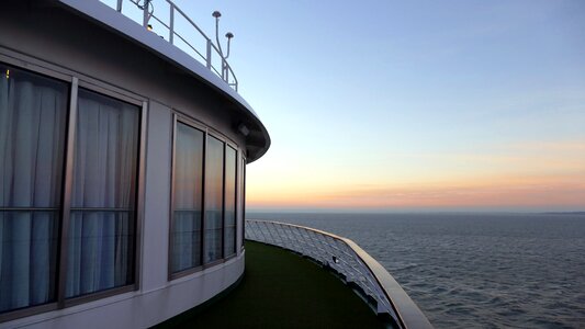 Water ship horizon photo