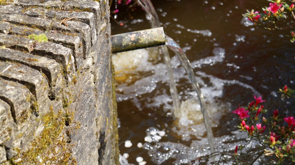 A fountain gemaurter overflow in keukenhof