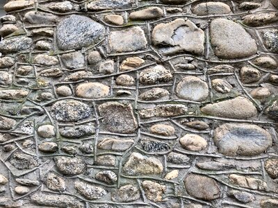The wall, laid out from the lodges of different shapes