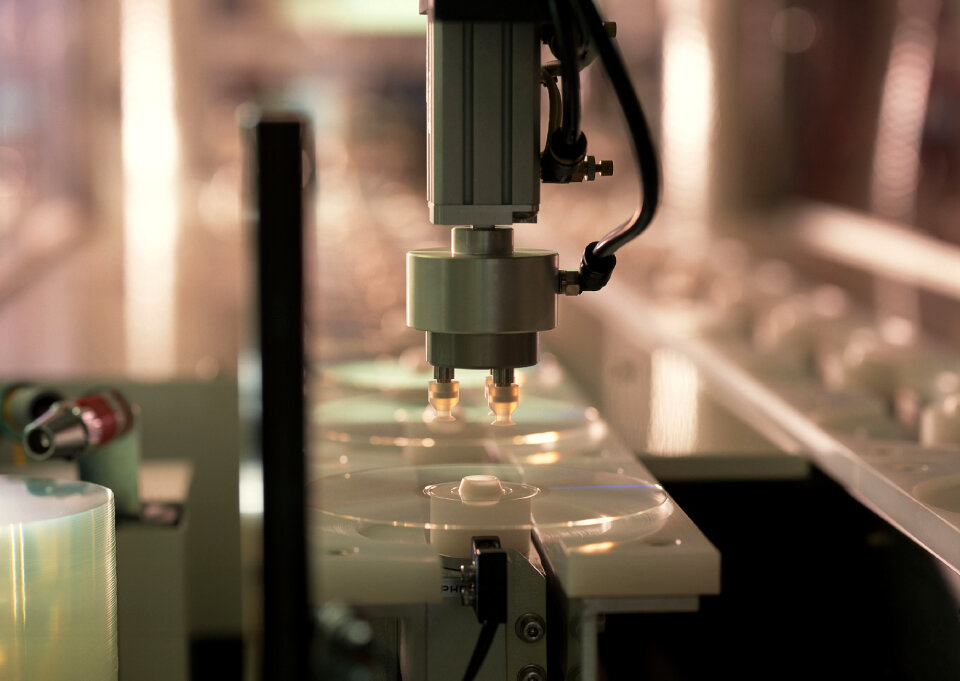 Compact disc and DVD manufacturing machine