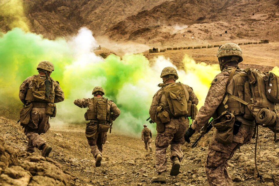 Marine Expeditionary Unit, run to firing positions