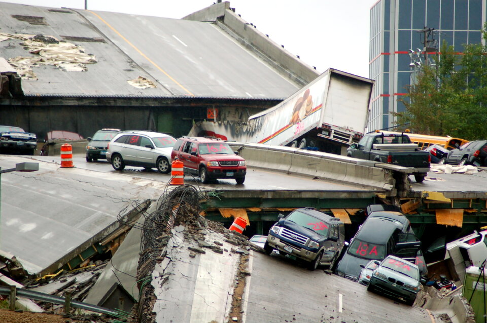Cars rest on the collapsed portion of I-35W Mississippi