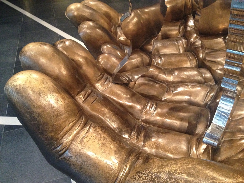 Steel sculpture monument