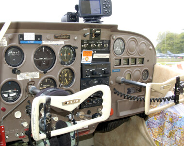 Cessna 172E cockpit