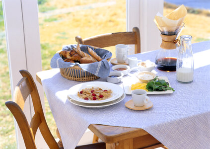 breakfast table photo