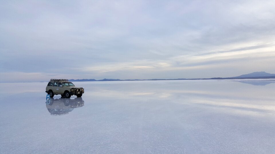 Various off-road vehicles driving onSalar de Uyuni