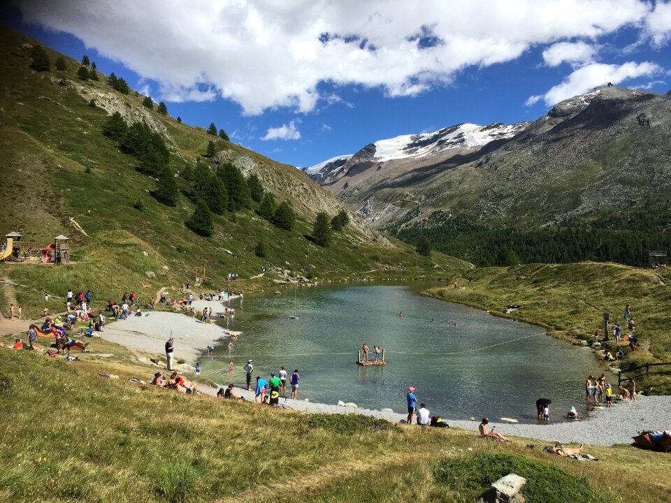 Matterhorn behind a beautiful lake