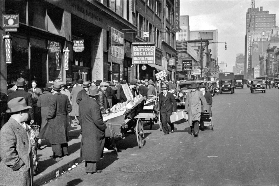 Street scene at 38th Street and 7th Avenue