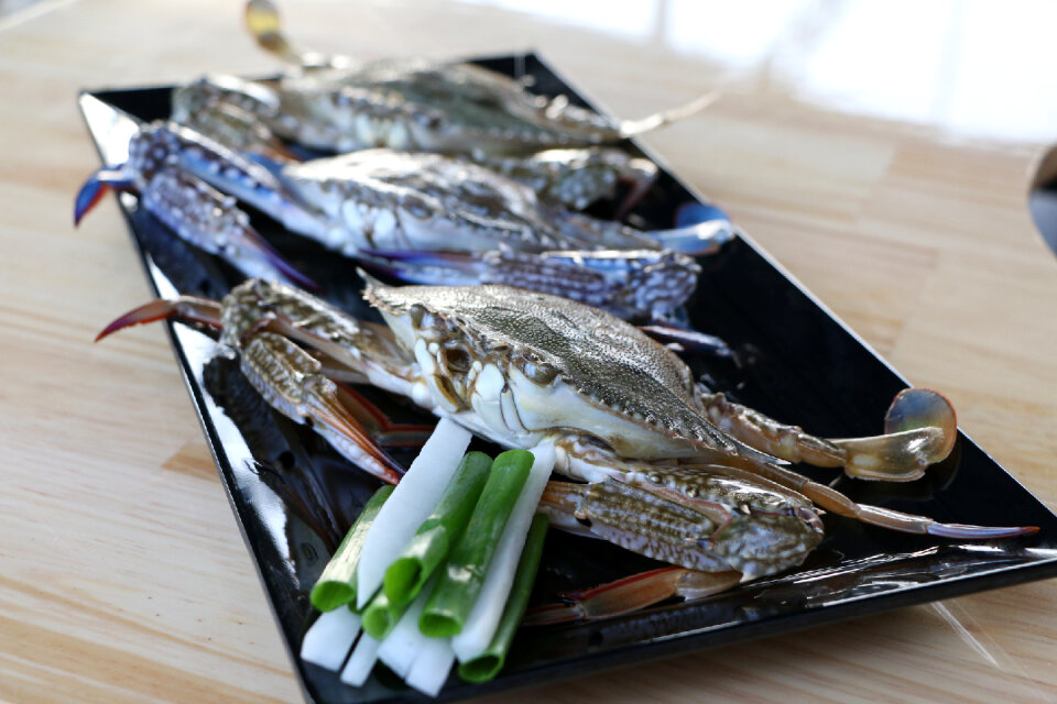 Preparing crab for sea food cooking