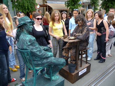 Fried eggs Living statues, performance