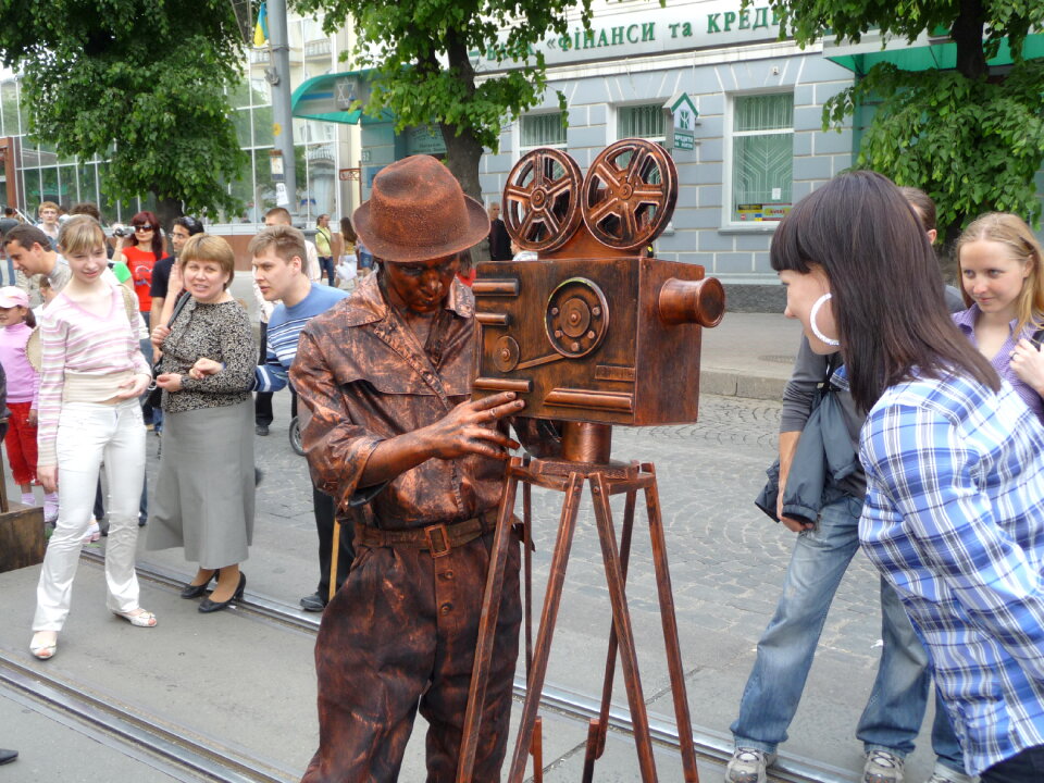 Living statues, performance art